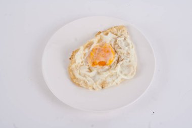 Tabakta kızarmış yumurta.