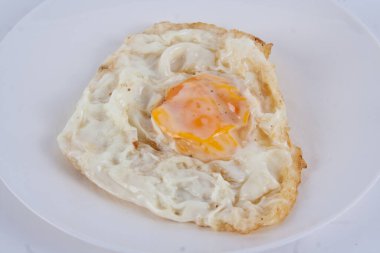 Tabakta kızarmış yumurta.