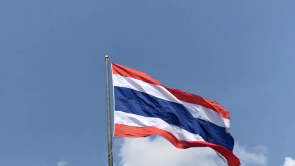 Draußen weht die thailändische Flagge im Wind, dahinter der blaue Himmel - thailändische Flagge am Fahnenmast. Stock Video Clip Footage — Stockvideo