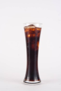 Beyaz arka planda buzlu kahve.