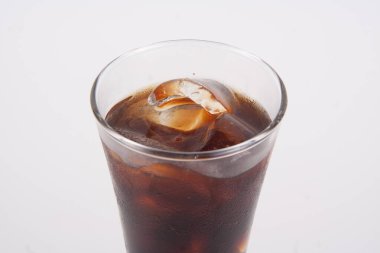 Beyaz arka planda buzlu kahve.