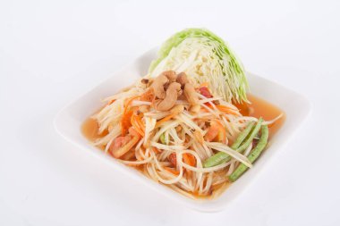 Beyaz arka planda papaya salatası