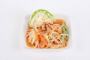 Beyaz arka planda papaya salatası