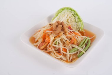 Beyaz arka planda papaya salatası