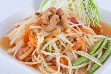 Beyaz arka planda papaya salatası