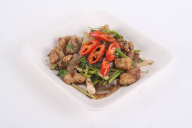 Ev yapımı Tayland yemeği Kızarmış balık filetosunu karabiber soslu tatlı biberle karıştır