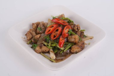 Ev yapımı Tayland yemeği Kızarmış balık filetosunu karabiber soslu tatlı biberle karıştır