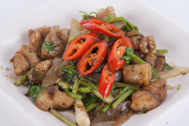 Ev yapımı Tayland yemeği Kızarmış balık filetosunu karabiber soslu tatlı biberle karıştır