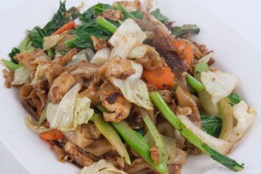 Kızarmış erişteyi domuz etli tatlı soya sosuyla karıştırdım.