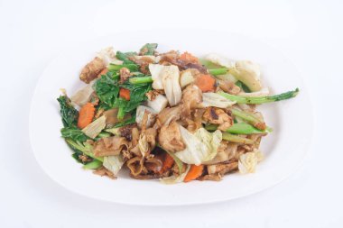 Kızarmış erişteyi domuz etli tatlı soya sosuyla karıştırdım.