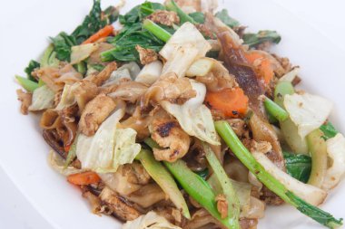 Kızarmış erişteyi domuz etli tatlı soya sosuyla karıştırdım.