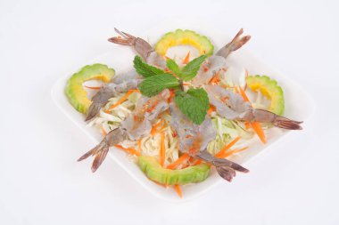 Çiğ karides ve baharatlı deniz ürünleri Tayland yemeği (balık soslu baharatlı karides)).