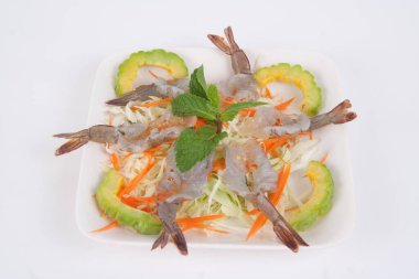 Çiğ karides ve baharatlı deniz ürünleri Tayland yemeği (balık soslu baharatlı karides)).