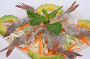 Çiğ karides ve baharatlı deniz ürünleri Tayland yemeği (balık soslu baharatlı karides)).