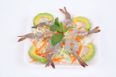 Çiğ karides ve baharatlı deniz ürünleri Tayland yemeği (balık soslu baharatlı karides)).