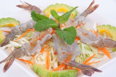 Çiğ karides ve baharatlı deniz ürünleri Tayland yemeği (balık soslu baharatlı karides)).