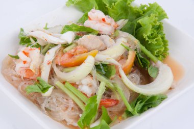 Vermicelli Tayland baharatlı deniz ürünleri.