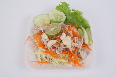 Baharatlı domuz salatası ya da limon sarımsaklı haşlanmış domuz eti ve beyaz arka planda izole edilmiş acılı sos.