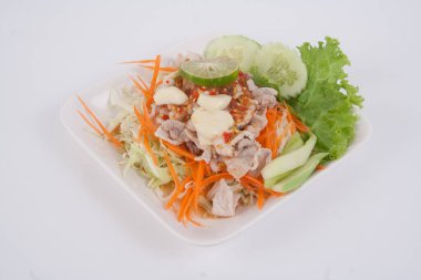 Baharatlı domuz salatası ya da limon sarımsaklı haşlanmış domuz eti ve beyaz arka planda izole edilmiş acılı sos.