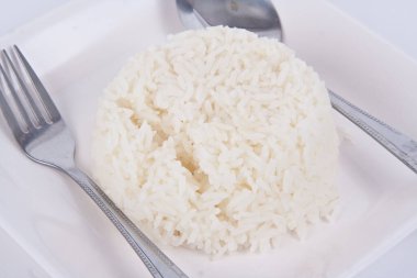 Beyaz arkaplanda izole edilmiş pirinç tabağı