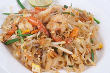 Beyaz arka planda karides lokantası Thai