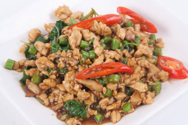 Fesleğenli Tayland yemeğiyle kızarmış tavuk.