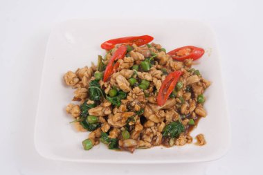 Fesleğenli Tayland yemeğiyle kızarmış tavuk.