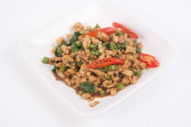 Fesleğenli Tayland yemeğiyle kızarmış tavuk.