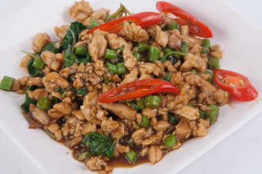 Fesleğenli Tayland yemeğiyle kızarmış tavuk.