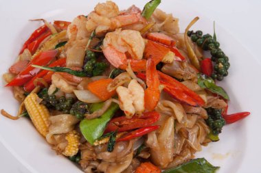 Baharatlı kızarmış karides ve kutsal fesleğen yapraklı makarna.