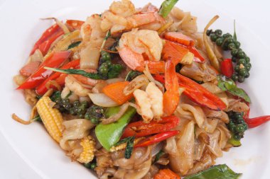 Baharatlı kızarmış karides ve kutsal fesleğen yapraklı makarna.