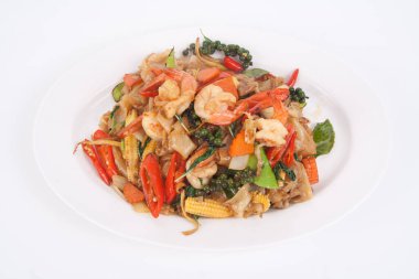 Baharatlı kızarmış karides ve kutsal fesleğen yapraklı makarna.