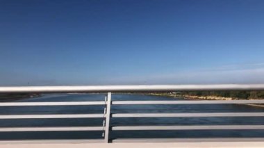 Kamera, bir aracın sürücü tarafındaki camından dışarı bakıyor.