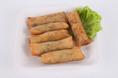 Kızarmış yumurta sarmaları beyaz tabakta