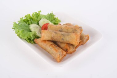 Kızarmış yumurta sarmaları beyaz tabakta