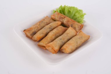 Kızarmış yumurta sarmaları beyaz tabakta