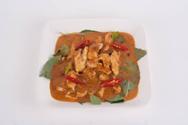 Kurutulmuş kırmızı hindistan cevizli tavuk köri lezzetli ve ünlü Tayland yemeği.