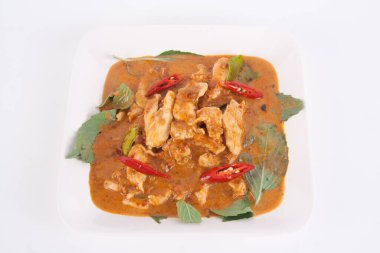 Kurutulmuş kırmızı hindistan cevizli tavuk köri lezzetli ve ünlü Tayland yemeği.