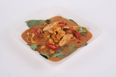 Kurutulmuş kırmızı hindistan cevizli tavuk köri lezzetli ve ünlü Tayland yemeği.