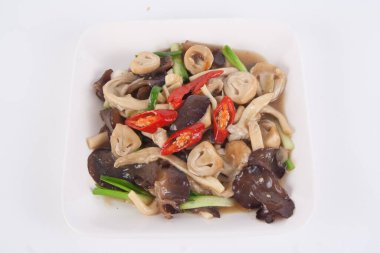 Kızarmış mantar ve istiridye sosu.