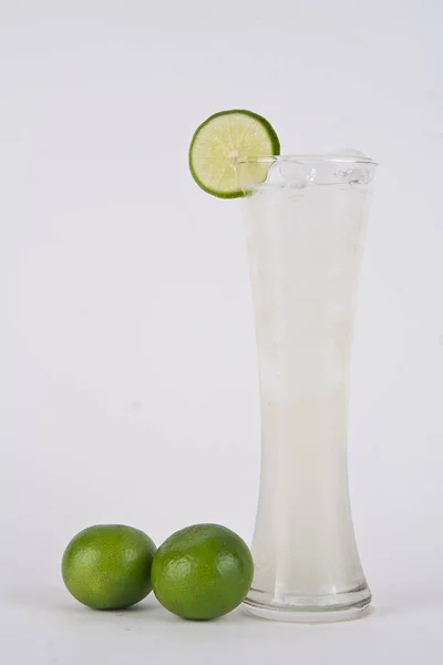 Pełna Szklanka Świeżego Chłodnego Toniku Owocami Limonkowymi Wyizolowanymi Białym Tle — Zdjęcie stockowe