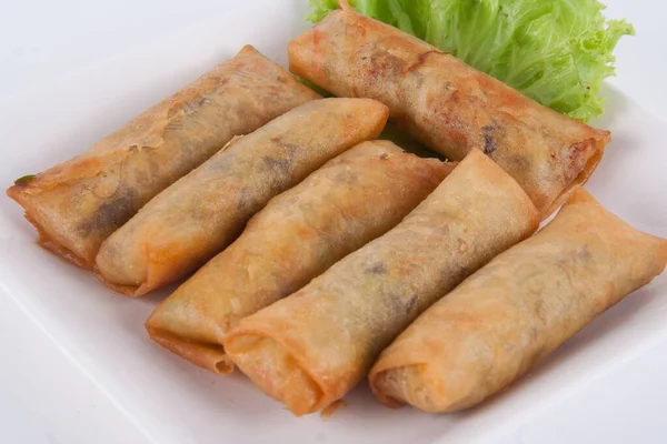 Kızarmış yumurta sarmaları beyaz tabakta