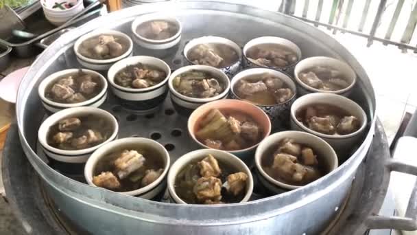Costelas de porco com sopa de melão amargo e vegetais verdes na tigela. — Vídeo de Stock