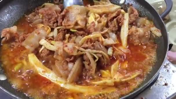 Корейская кухня пряная со свининой и овощами. — стоковое видео