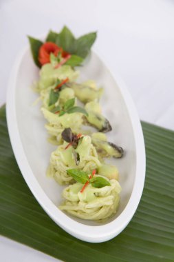 Tayland pirinçli yeşil körili tavuk vermicelli Tayland mutfağı.