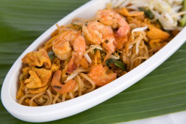 Pad Thai Goong Sod (karidesli kızarmış pirinç çubukları) Tayland yemeği.