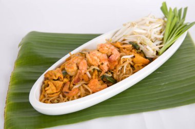 Pad Thai Goong Sod (karidesli kızarmış pirinç çubukları) Tayland yemeği.