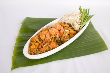 Pad Thai Goong Sod (karidesli kızarmış pirinç çubukları) Tayland yemeği.