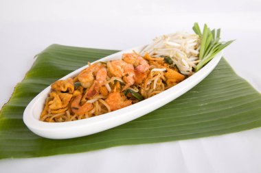 Pad Thai Goong Sod (karidesli kızarmış pirinç çubukları) Tayland yemeği.