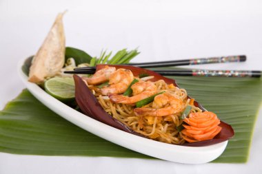 Pad Thai Goong Sod Kızarmış Pirinç Çubuğu ve karides